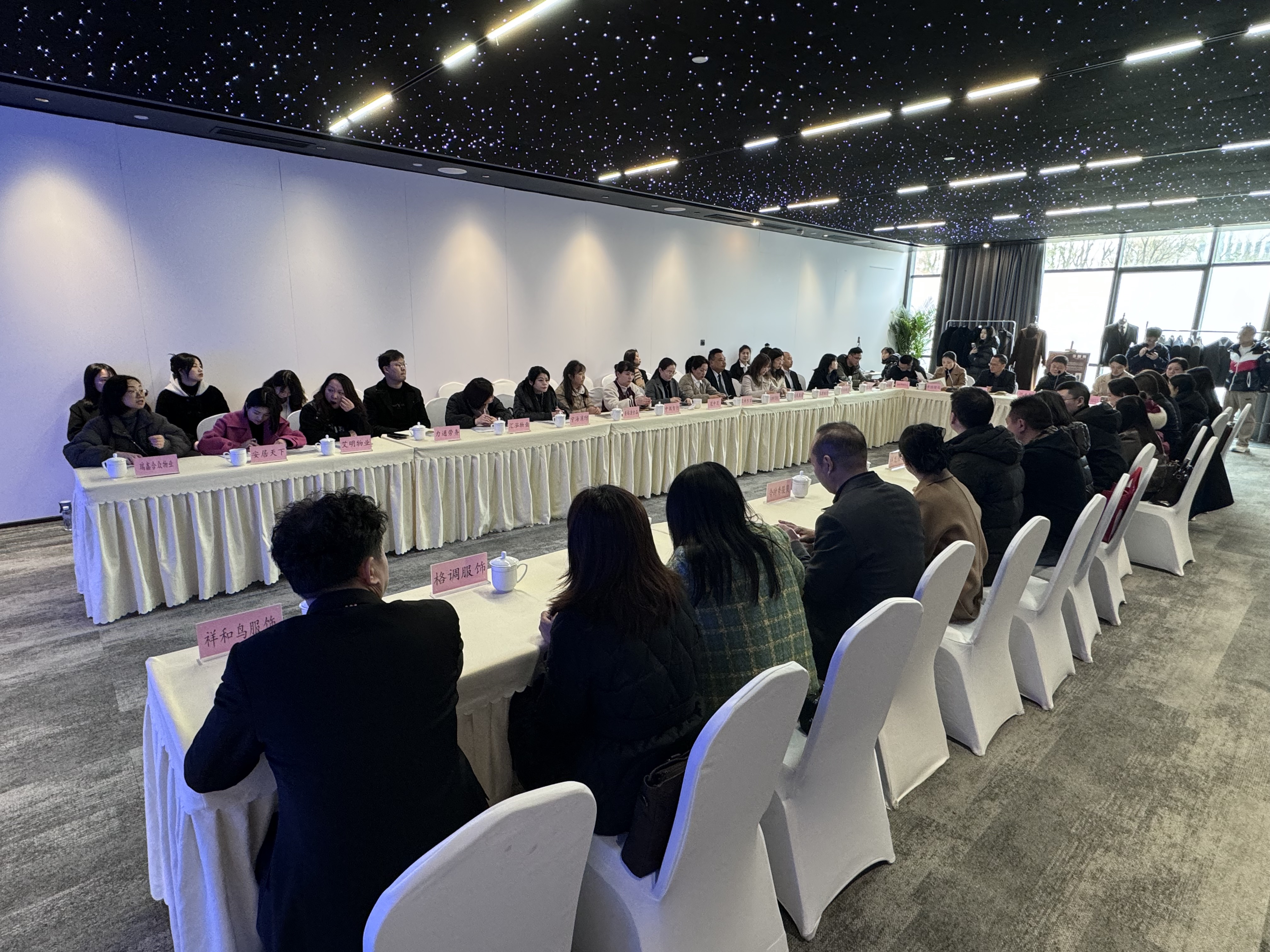 37000vip威尼斯成都会工装供需对接会召开 助力企业精准对接共促开展(图2)